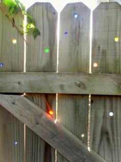 Simple DIY to Spruce up a Wood Fence - #DIY #fence