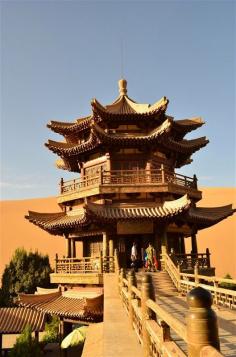 Yue Ya Quan (New-Moon Spring) - an oasis in the middle of the desert 月牙泉 #China