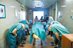 POWERFUL PHOTO! Doctors bow to 11-Year-Old Liang Yaoyi's body to express their gratitude for his decision to donate his organs upon his death. Incredibly touching...