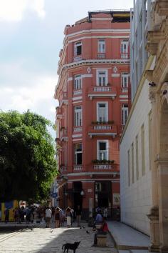 El hotel Ambos Mundos, famoso por ser sitio habitual de Hemingway / The Ambos Mundos hotel on the calle Obispo, Havana; famous for Hemingway's stayings