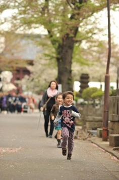 Children at the Prayer for Peace, Ikegami Honmonji temple