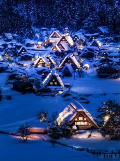 Winter night in Gokayama, a Unesco World Heritage Site in Toyama Prefecture, Japan (by arcreyes).