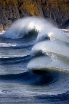 ✯ Hells Mouth Surfer Waves, Wales, United Kingdom.