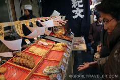 Eating Street Food in Japan:   Guide to Getting Around #Tokyo on the cheap and easy Photo: Market next to Tsukiji Fish Market