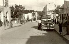 شارع ودوار المنارة، والبنك العربي. رام الله، فلسطين. ١٩٥٠. Manara Street and Square, and the Arab Bank. Ramallah, Palestine. 1950.