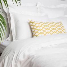 Beautiful white 400-thread count bedding + Lots of great pillows!!