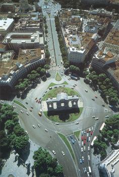 A lo largo de la Calle Alcalá. De abajo a arriba, el Parque del Retiro, su intersección con la Calle Serrano, el Palacio de Telecomunicaciones y Cibeles.