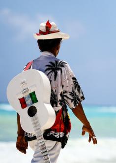 Músicos que nos dan un momento de relajación en las playas de Playa del Carmen, Mexico