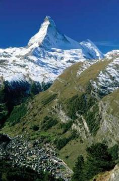 Blick auf Zermatt mit Matterhorn, Kanton Wallis, Alpen, Schweiz #travel #travelinspiration #mountain #landscape #holidays