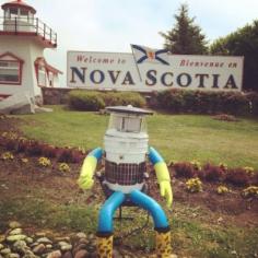 A too-cute-for-words @hitchbot has travelled clear across the country—one hitched ride at a time. ow.ly/AxqOD