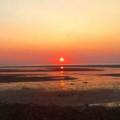 Sunset at Dennis Beach, Massachusetts. Photo courtesy of nik129 on Instagram.
