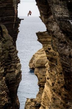 Cliff Diving in Portugal ~~ This guy has nerves of steel!