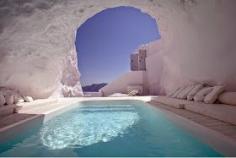 An Exotic Gallery: In This Cave Pool in Satorini, Greece