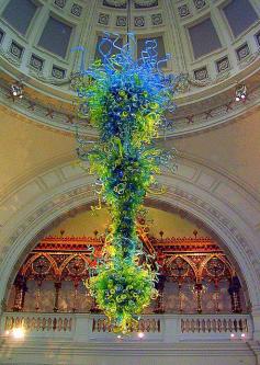 London: Chihuly Chandelier at Victoria and Albert Museum