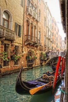 mostlyitaly: Canal in Venice (Veneto, Italy) by Zú Sánchez on Flickr.