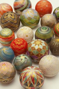 Kirikane decorated balls by National Living Treasure of Japan as a Kirikane artist, Sayoko ERI (1945~2007) まり香盒　人間国宝・江里佐代子 (A kirikane is a decorative technique used for Buddhist statues and paintings, using gold leaf, silver leaf, platinum leaf cut into lines, diamonds and triangles.)
