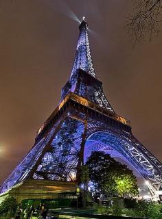 Eiffel Tower all lit up at night | La Beℓℓe ℳystère