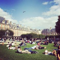 The Place de Vosges is the perfect place for a romantic picnic. Photo courtesy of sarahspagnolo on Instagram.