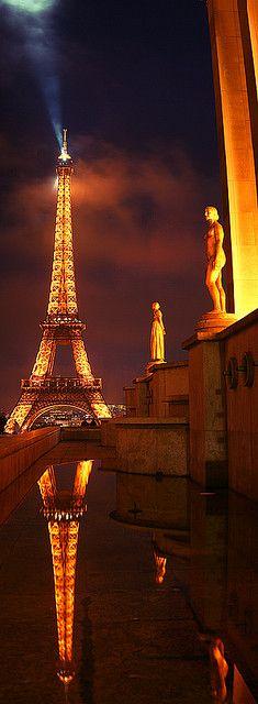 Torre Eiffel by Road to the Moon