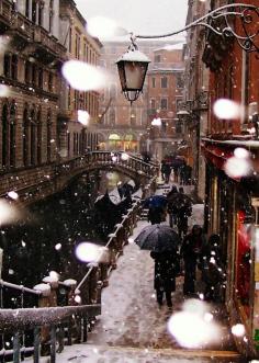 anyoneforpimms:  An evening of snow in Italia