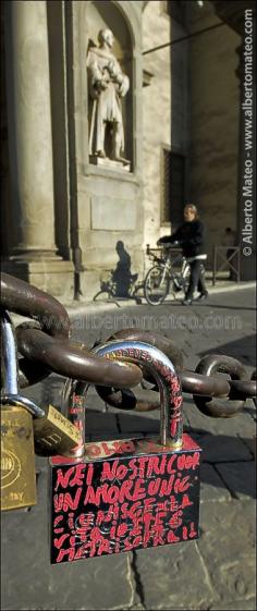 Love declaration on lock in front of the facade of the Galeria Ufizzi - © Alberto Mateo, Travel Photographer
