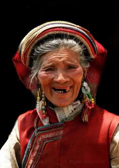 China | The queen of smiles! Portrait of an old Yi woman taken in northern Yunnan | © Boaz Images