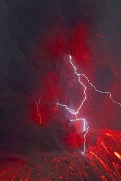 Eruption lightning at Krakatau by volcanodiscovery on Flickr.