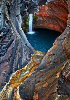 
                        
                            A beautiful little waterfall in the Karijini National Park in Western Australia.
                        
                    
