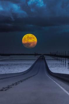 atraversso: “ Moon at Key West Road Trip in Florida, USA ”