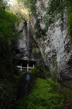 A Small waterfall and a temple 鰐淵時　島根県 (by Masashi bon)