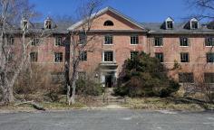 
                        
                            One of the big buildings at the old Henryton State Hospital complex in Marriottsville, Md. From the outside It looked like it might have been administrative building, but the place was so trashed I couldn't tell.
                        
                    