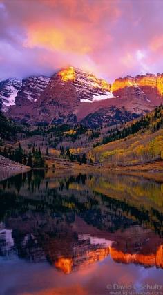 Autumn sunrise on the Maroon Bells near Snowmass, Colorado • photo: David C. Schultz