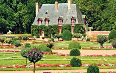 
                        
                            The Diane de Poitiers garden at Château de Chenonceau, FRANCE.
                        
                    