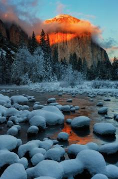 
                        
                            Sunrise on El Capitan and Merced River, Yosemite National Park, United States.
                        
                    