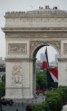 
                        
                            Arc de Triomphe avec Tricolore, Paris, France (by p'titesmith12 on Flickr)
                        
                    