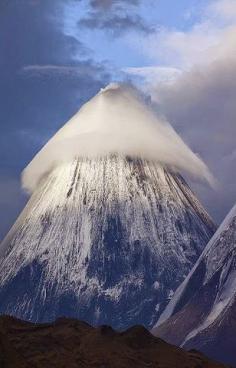 
                    
                        Kliuchevskoi: Un estratovolcán, el  la montaña más alta en la península de Kamchatka  de Rusia y el volcán activo más alto de  Eurasia. Sus empinadas torres de cono simétrico  a unos 100 kilómetros del Mar de Bering.
                    
                