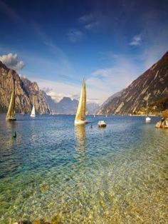 
                    
                        Lago de Garda, Verona, Italia  Lago de Garda es el lago más grande de Italia, es una preciosa joya de la naturaleza
                    
                