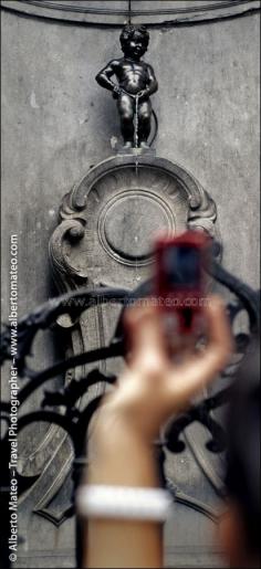 
                    
                        Photographing Manneken Pis sculpture, Brussels, Belgium. - © Alberto Mateo, Travel Photographer
                    
                
