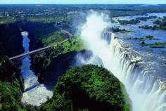 
                    
                        Las Catarata Victoria,con su impresionante salto de agua del Rio Zambeze entre Zimbabue y Zambia con 1,7 km de longitud y más de 100 metros de altura.Conocidas como el “humo que truena”, esta maravilla de la naturaleza transmite fuerza y belleza. El sobrecogedor salto del río Zambeze dobla el tamaño de las Cataratas del Niágara y levanta una nube de agua que la viste con los colores del Arco íris.
                    
                