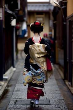 
                        
                            I miss the sight of women in their beautiful kimonos. Kyoto, Japan.
                        
                    