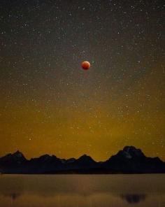 
                    
                        Blood moon over Jackon Lake in Wyoming, USA
                    
                