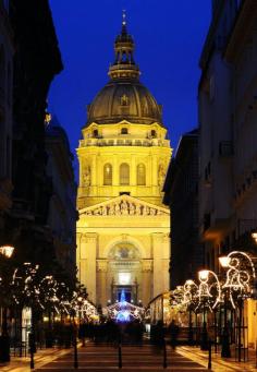 
                    
                        St. Stephen's Basilica in Budapest in Hungary between Christmas and New Year's Eve.      |    25 Impressive photos of Christmas celebrations around the World. #17 Is Awesome!
                    
                