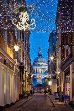
                    
                        Christmas in Watling Street & St Paul's Cathedral, London
                    
                
