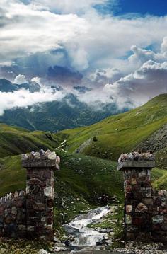 
                    
                        The Highlands gates... You are entering in the Scottish Highlands!
                    
                