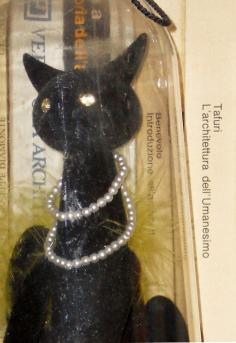 
                    
                        lilli's images: Please, don't touch me! * Homefound #50 #blackcat #detail #homefound  #pearls #photo #vintagegadget
                    
                