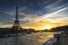 
                    
                        La maestosta Tour Eiffel al tramonto
                    
                