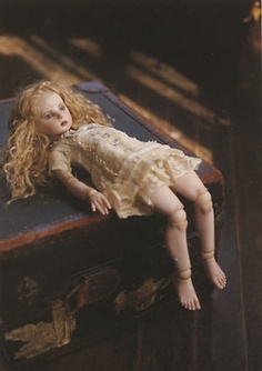 
                    
                        Abandoned doll... it makes me feel nostalgic...
                    
                