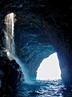 
                    
                        Na Pali Coast Waterfall Cave | Hawaii (by Steve Nelson)
                    
                