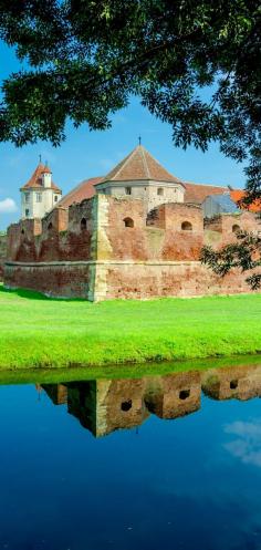 
                    
                        The FAGARAS FORTRESS was initially built of wood, and in 1539 it was partially reconstructed. Today is one of the most well preserved medieval castles in Romania.    |   Discover Amazing Romania through 44 Spectacular Photos
                    
                