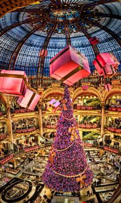 
                    
                        Christmas Tree of the " Galeries Lafayette" in Paris, France. Amazing!
                    
                